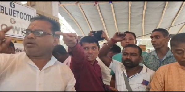 एगरा स्ट्रॉन्ग रूम के बाहर हंगामा, पुलिस पर पक्षपात का आरोप