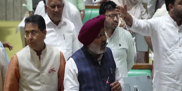 विशेष सत्रों को लेकर पंजाब विधानसभा में हंगामा, नेता प्रतिपक्ष ने जताई आपत्ति