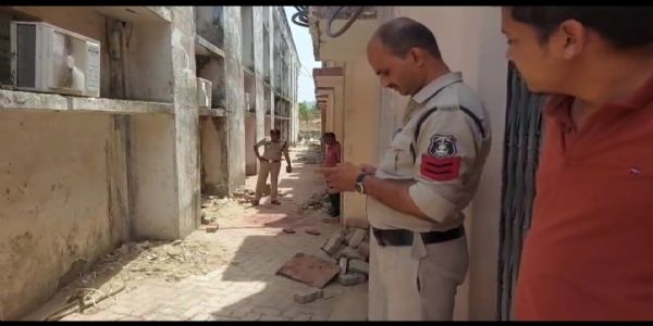 बलरामपुर जिला अस्पताल के छत से गिरकर बुजुर्ग महिला की संदेहास्पद मौत, मचा हड़कंप,जांच में जुटी पुलिस