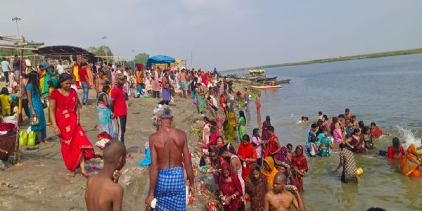 बुद्ध पूर्णिमा को लेकर गंगा घाटों पर उमड़ी श्रद्धालुओं की भीड़