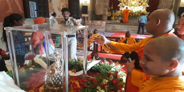 बुद्ध पूर्णिमा पर सारनाथ में भगवान बुद्ध के पवित्र अस्थि अवशेष का दर्शन कर बौद्ध श्रद्धालु आह्लादित