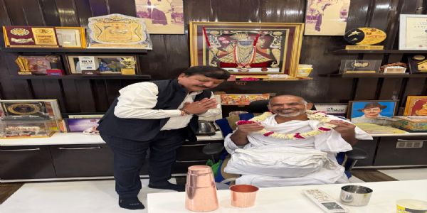 फ्लाइट बाबा अल्प प्रवास पर जयपुर पहुंचे