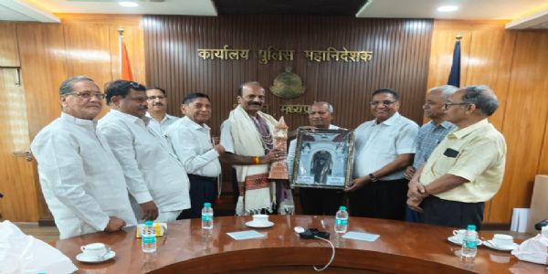 दतिया पुलिस के सोनागिर जैन मंदिर चोरी प्रकरण के त्वरित खुलासे पर जैन समाज ने डीजीपी मकवाणा का किया सम्मान