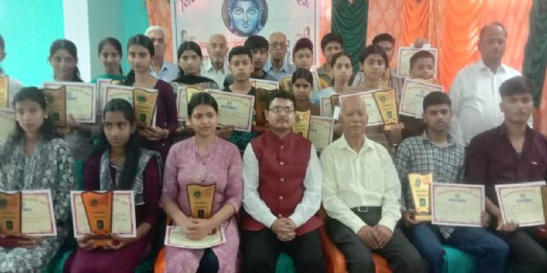 नाहन में बुद्ध जयंती पर सम्मान समारोह, छात्रों को किया गया सम्मानित