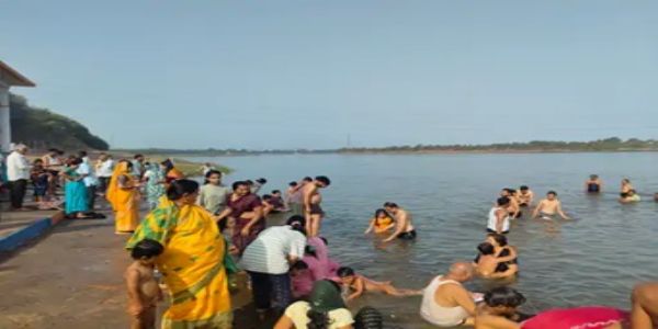 नर्मदापुरम: बुद्ध पूर्णिमा पर नर्मदा घाटों पर उमड़ा आस्था का सैलाब, हजारों श्रद्धालुओं ने लगाई डुबकी