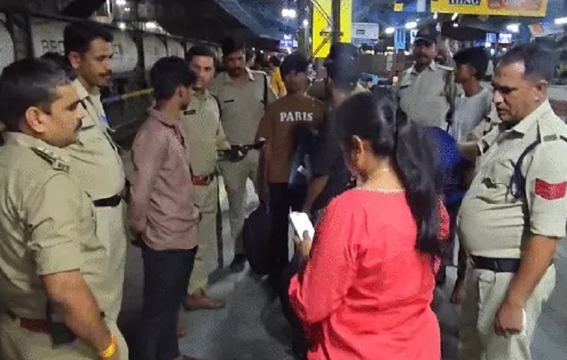 उज्जैन और नागदा रेलवे स्टेशन पर बच्चों का रेस्क्यू करते हुए पुलिस टीम