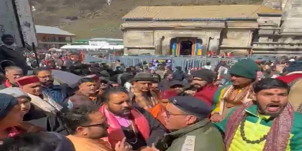 विरोध प्रदर्शन करते तीर्थ पुरोहित।