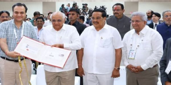 मुख्यमंत्री भूपेंद्र पटेल के हाथों विशेष डाक टिकट जारी