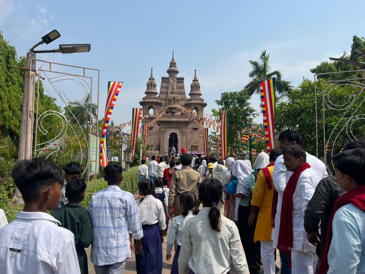 बुद्ध पूर्णिमा पर भगवान बुद्ध के अस्थि अवशेष के दर्शन करते श्रद्धालु