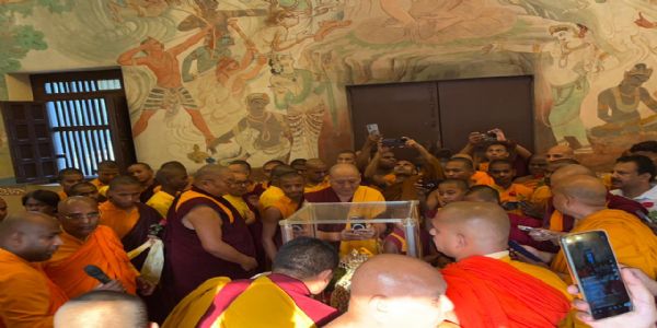 बुद्ध पूर्णिमा पर भगवान बुद्ध के अस्थि अवशेष के दर्शन करते श्रद्धालु