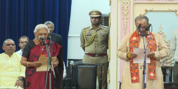 जन भवन में शपथ ग्रहण करते भूपेन्द्र चौधरी
