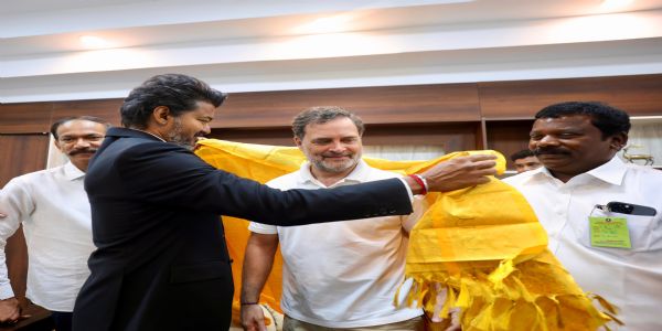 तमिलनाडु के मुख्यमंत्री पद की शपथ लेने के बाद लोकसभा में नेता प्रतिपक्ष राहुल गांधी को शाल पहनाकर सम्मानित करते विजय।