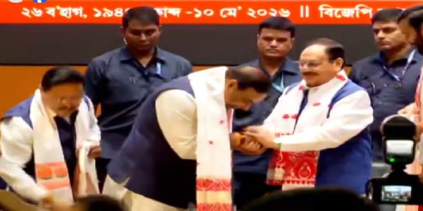 असमः भाजपा नेतृत्वाधीन राजग के विधयक दल का नेता चुना जाने के बाद डॉ. हिमंत बिस्व सरमा को बधाई देते केंद्रीय मंत्री जेपी नड्डा