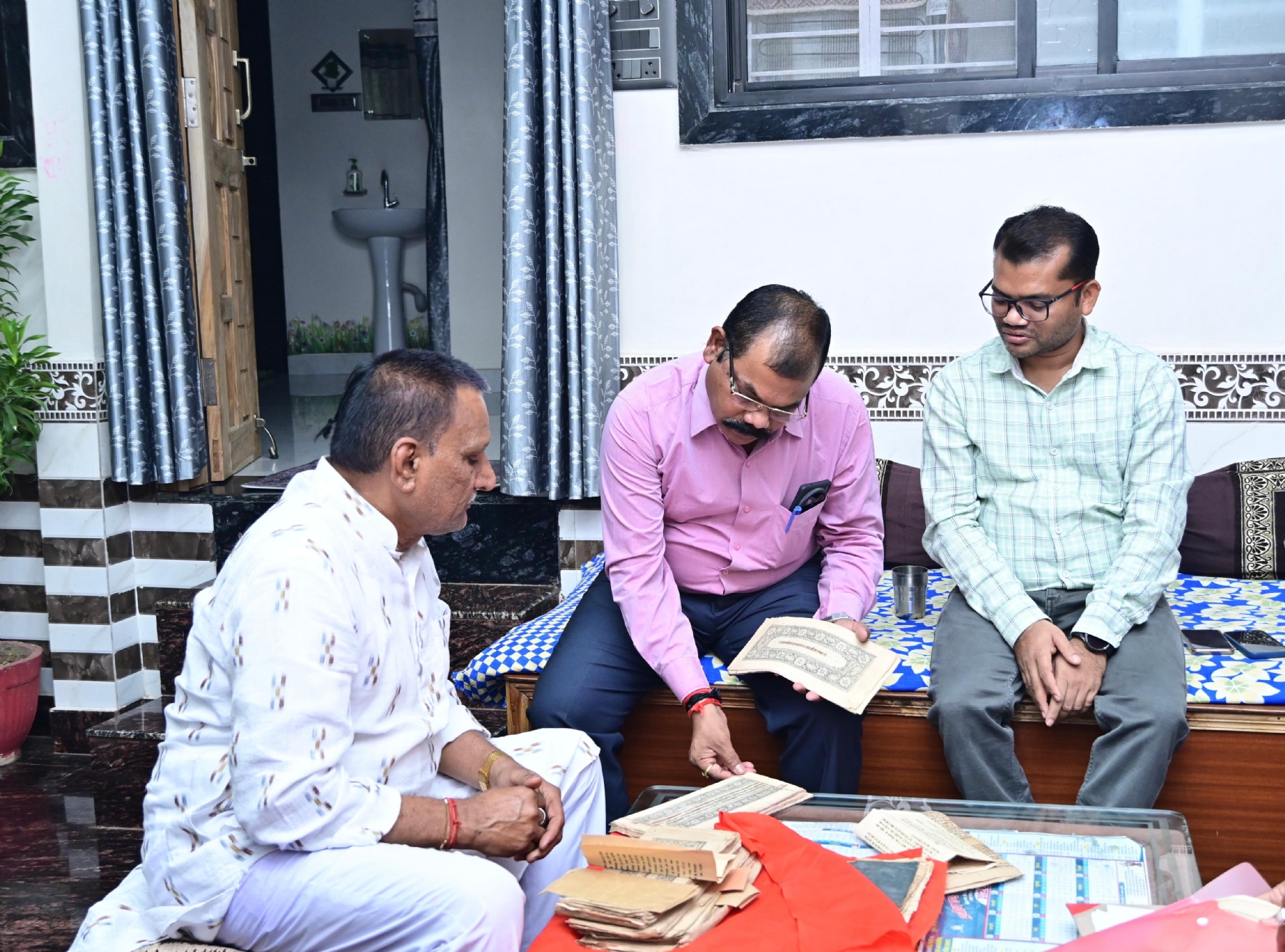 पंडित मोहन दत्त शर्मा के निवास से हस्तलिखित गीता सहित कई धार्मिक ग्रंथ मिले