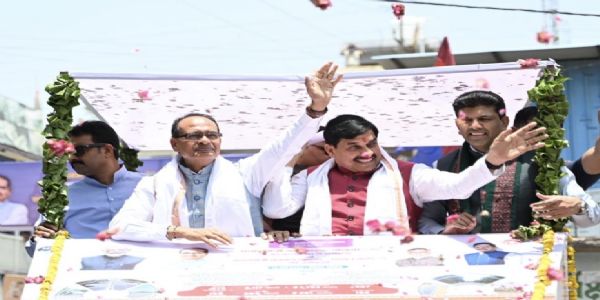 सीहोर जिले के भैरूंदा में रविवार को प्रधानमंत्री ग्राम सड़क योजना-4 का शुभारंभ करते केंद्रीय मंत्री शिवराज सिंह चौहान और मुख्यमंत्री डॉ. मोहन यादव।
