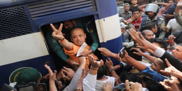 बांग्लादेश के चट्टोग्राम में पुलिस वैन में नजर आ रहे चिन्मय कृष्ण दास ब्रह्मचारी। यह तस्वीर 28 नवंबर 2024 की है। फोटो -  इंटरनेट मीडिया