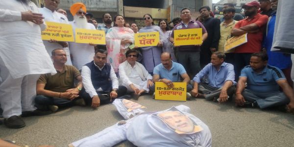 प्रदर्शन करते हुए आप आगू और वर्कर।