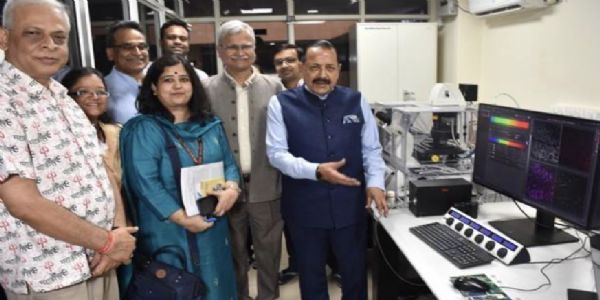 वाराणसी में रविवार को बीएचयू स्थित ‘साथी’ केंद्र का निरीक्षण करते केंद्रीय विज्ञान एवं प्रौद्योगिकी राज्य मंत्री (स्वतंत्र प्रभार) डॉ. जितेन्द्र सिंह। वाराणसी में रविवार को बीएचयू स्थित ‘साथी’ केंद्र का निरीक्षण करते केंद्रीय विज्ञान एवं प्रौद्योगिकी राज्य मंत्री (स्वतंत्र प्रभार) डॉ. जितेन्द्र सिंह।