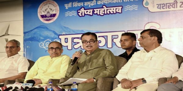 नागपुर में शनिवार को ‘जलसंवाद’ और ‘जलक्रांति’ सम्मेलनों की जानकारी देते केंद्रीय मंत्री नितिन गडकरी।