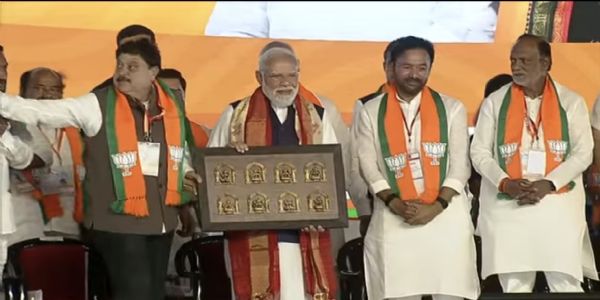 हैदराबाद में रविवार को आयोजित जनसभा में प्रधानमंत्री नरेन्द्र मोदी।
