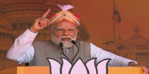 प्रधानमंत्री नरेंद्र मोदी रविवार को बेंगलुरु में जनसभा को संबोधित करते हुए