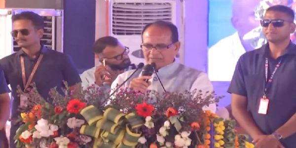 मप्र के सीहोर में PMGSY-IV के शुभारंभ कार्यक्रम को संबोधित करते हुए केंद्रीय मंत्री शिवराज सिंह चौहान