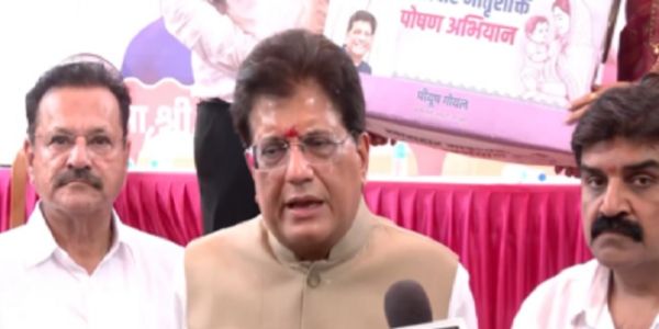 संवाददाताओं को संबोधित करते हुए वाणिज्य मंत्री पीयूष गाोयल