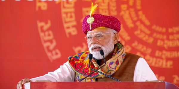 प्रधानमंत्री नरेन्द्र मोदी सोमवार को गुजरात के सोमनाथ मंदिर में आयोजित कार्यक्रम को संबोधित करते हुए प्रधानमंत्री नरेन्द्र मोदी सोमवार को गुजरात के सोमनाथ मंदिर में आयोजित कार्यक्रम को संबोधित करते हुए