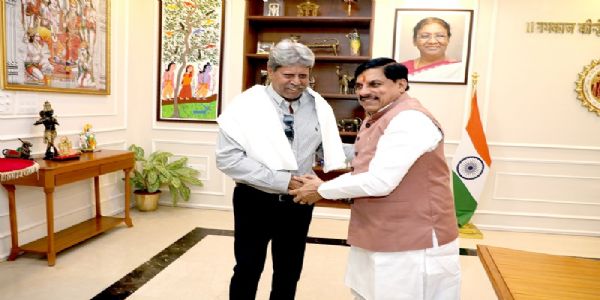 मप्र के मुख्यमंत्री मिले कपिल देव