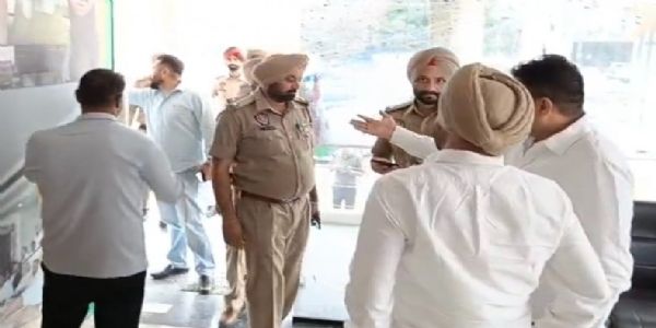 पंजाब के तरनतारन में ताेड़फाेड़ के बाद पहुंची पुलिस