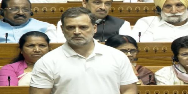 लोकसभा में महिला आरक्षण और परिसीमन से जुड़े विधेयकों पर चर्चा के दौरान बोलते विपक्ष के नेता राहुल गांधी।