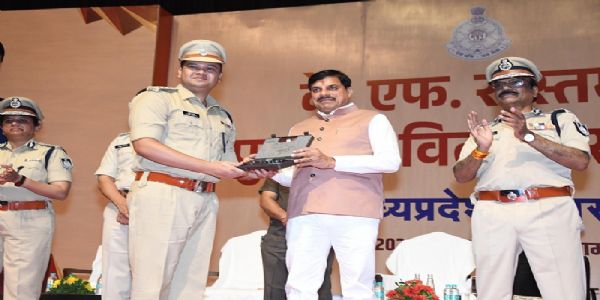 मुख्यमंत्री ने पुलिस अधिकारी-कर्मचारियों को किया सम्मानित
