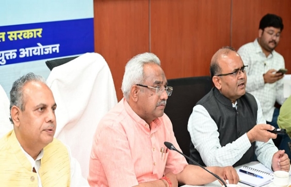 आपदा प्रबंधन एवं पुनर्वास मंत्री मदन कौशिक बैठक करते हुए।