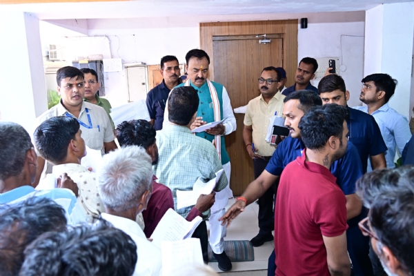 जनता दर्शन में लोगों की समस्याएं सुनते उपमुख्यमंत्री केशव प्रसाद मौर्य जनता दर्शन में लोगों की समस्याएं सुनते उपमुख्यमंत्री केशव प्रसाद मौर्य