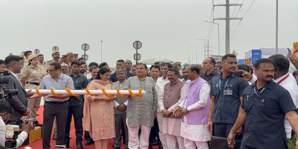 नई दिल्ली में यूईआर-II स्थित मुंडका-बक्करवाला टोल प्लाजा पर मल्टी-लेन फ्री फ्लो (एमएलएफएफ) बैरियर-लेस टोलिंग प्रणाली का उद्घाटन करते केंद्रीय मंत्री नितिन गडकरी। साथ में केंद्रीय राज्य मंत्री हर्ष मल्होत्रा, अजय टम्टा, सांसद कमलजीत सहरावत, योगेंद्र चंदौलिया और एनएचएआई अध्यक्ष संतोष कुमार यादव।