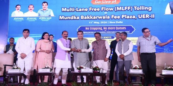 दिल्ली के मुंडका‑बक्करवाला टोल प्लाजा पर मल्टी‑लेन फ्री फ्लो बैरियर‑लेस टोलिंग प्रणाली का उद्घाटन करते केंद्रीय मंत्री नितिन गडकरी।