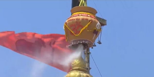 मंदिर शिखर पर कुंभाभिषेक और ध्वजारोहण