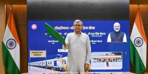 रेल मंत्री अश्विनी वैष्णव सोमवार को दोहरीघाट-औंड़िहार पैसेंजर ट्रेन को हरी झंडी दिखाते हुए