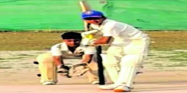 नेक्स्ट जनरेशन क्रिकेट टूर्नामेंट में शाट लगाता खिलाड़ी।