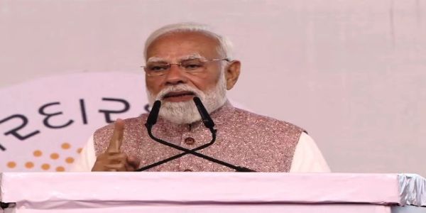 प्रधानमंत्री नरेन्द्र मोदी सोमवार को वडोदरा में कार्यक्रम को संबोधित करते हुए