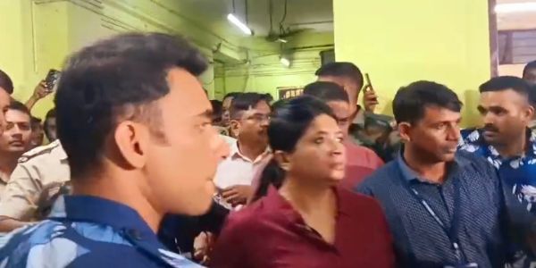 आरोपियों को बरसात कोर्ट से निकलती पुलिस आरोपियों को बरसात कोर्ट से निकलती पुलिस