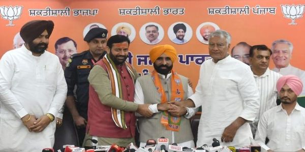 पंजाब के मुख्यमंत्री भगवंत मान के भाई को भाजपा में शामिल करते हरियाणा के मुख्यमंत्री