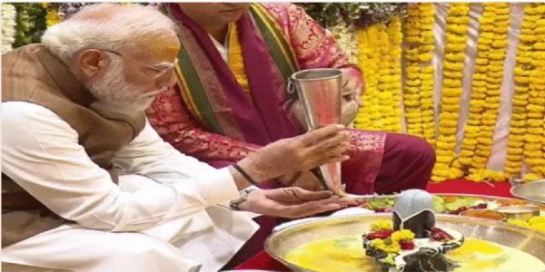सोमनाथ मंदिर में अभिषेक करते हुए प्रधानमंत्री नरेंद्र मोदी