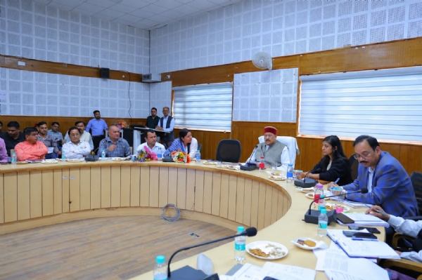 विकास भवन सभागार में विभिन्न योजनाओं की समीक्षा बैठक लेते कैबिनेट मंत्री सतपाल महाराज
