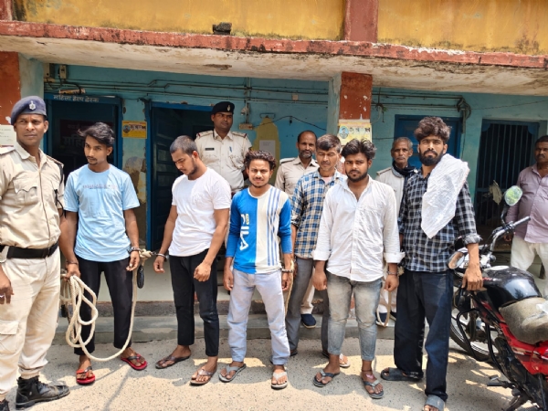 गिरफ्तार अपराधियों के साथ पुलिस