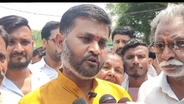 फोटो-कैमरे के सामने सपा सांसद पर बिफरते  नगर पालिका अध्यक्ष कुलदीप निषाद