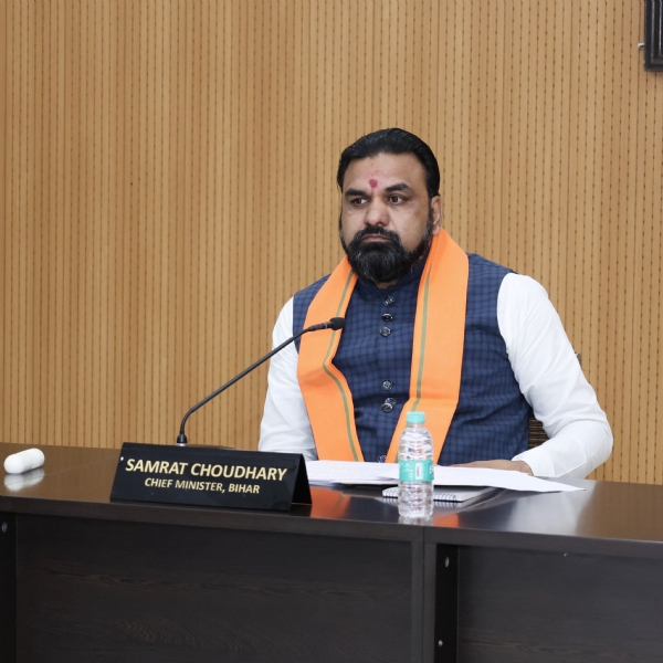 खाद्य एवं उपभोक्ता संरक्षण विभाग की समीक्षात्मक बैठक  करते मुख्यमंत्री सम्राट