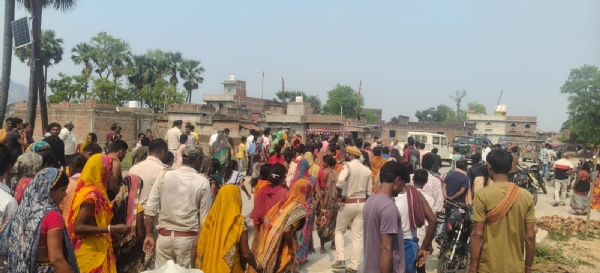 सड़क जाम करते ग्रामीण