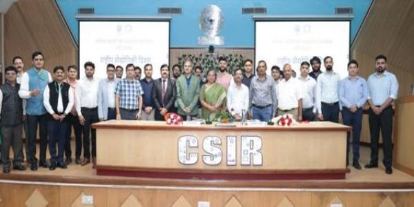 नई दिल्ली में राष्ट्रीय प्रौद्योगिकी दिवस पर आयोजित कार्यक्रम में उद्योगों को स्वदेशी तकनीकें हस्तांतरित करते सीएसआईआर‑सीबीआरआई।