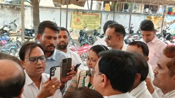 अस्पताल ब्यावरा में अव्यवस्था के विरोध में कांग्रेस का धरना
